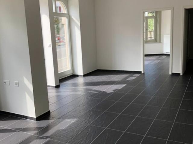 Modernes Büro oder Ladenlokal im Erdgeschoss mit grossen Schaufenstern!
