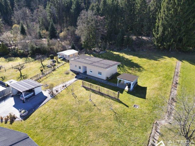 Modernes Einfamilienhaus in absoluter Ruhelage mit großem Grundstück, PV Anlage, Notstromversorgung und eigener Quelle!