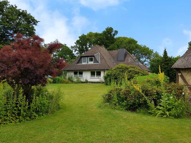 Modernes Einfamilienhaus mit Baugrundstück und historischem Nebengebäude in Wesseln