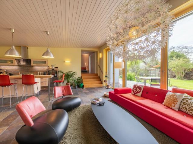 Modernes Einfamilienhaus mit Bio Früchtegarten & Einliegerwohnung