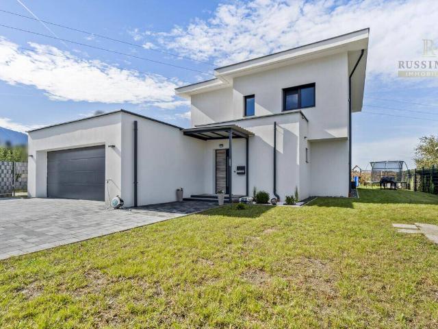 Modernes Einfamilienhaus mit Doppelgarage und Pool