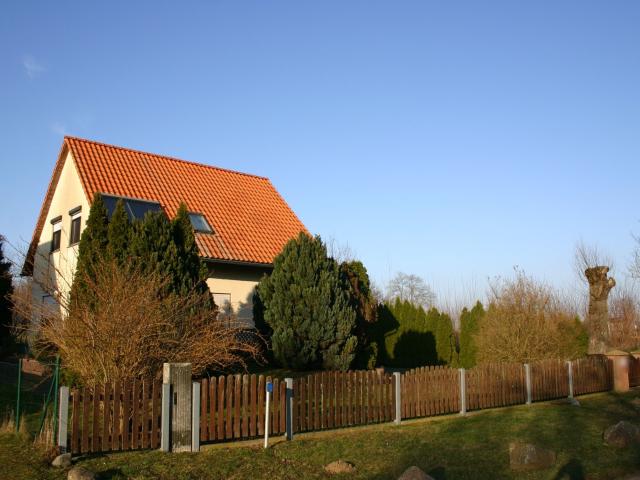 Modernes Einfamilienhaus mit Doppelgarage, Pool und großem Grundstück