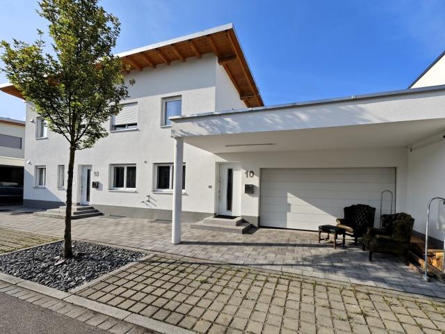 modernes Einfamilienhaus mit Einliegerwohnung und Dachterrasse