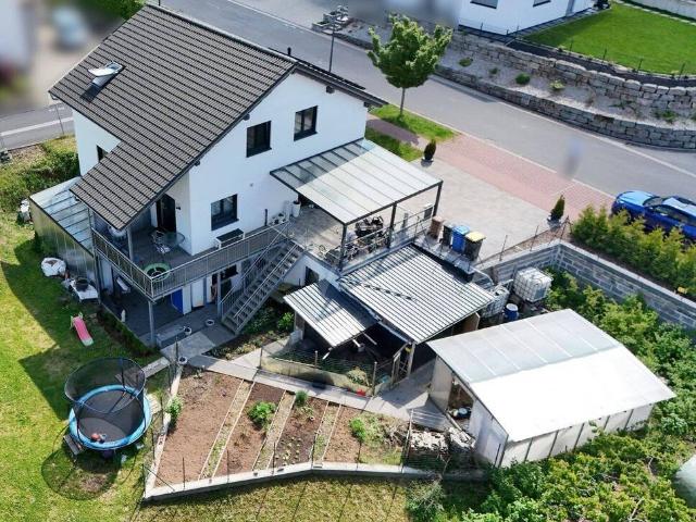 Modernes Einfamilienhaus mit ELW, Garten und Carport
