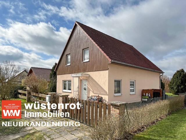 MODERNES EINFAMILIENHAUS MIT FÜNF ZIMMER, EINBAUKÜCHE, ZWEI BÄDER UND GRUNDSTÜCK