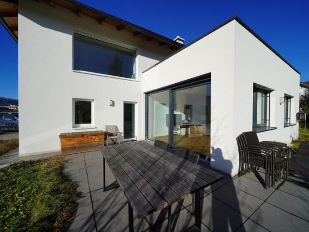 Modernes Einfamilienhaus mit Freiblick