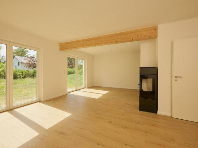 Modernes Einfamilienhaus mit großem Garten und Kamin