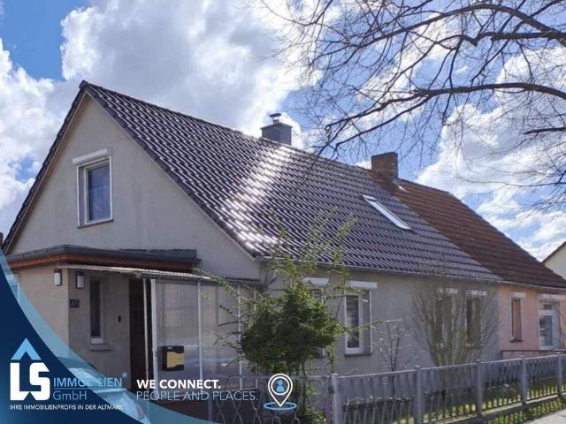 Modernes Einfamilienhaus mit großem Grundstück, Pool, Scheune und Smart Home Elementen in Mögelin