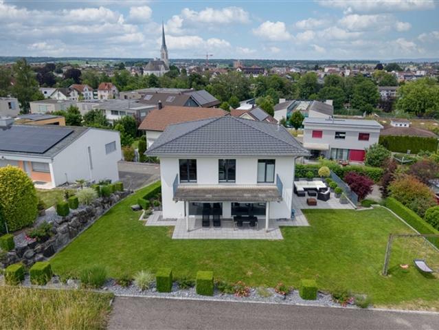 Modernes Einfamilienhaus mit grosser Wohnfläche und Garten in Amriswil