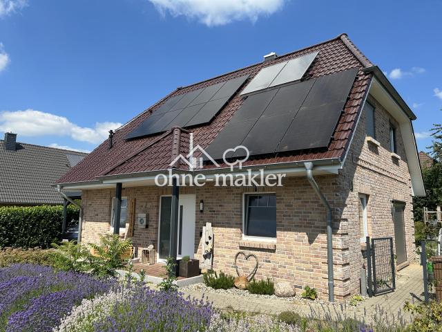 Modernes Einfamilienhaus mit Photovoltaikanlage und Garten in Wacken