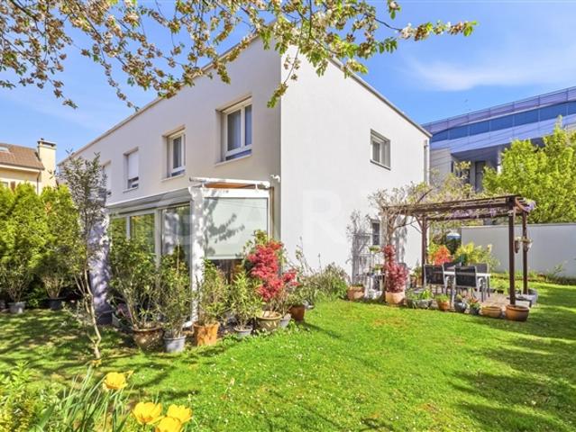 Modernes, energieeffizientes Doppelhaus mit ruhigem Garten im Dorf Meyrin