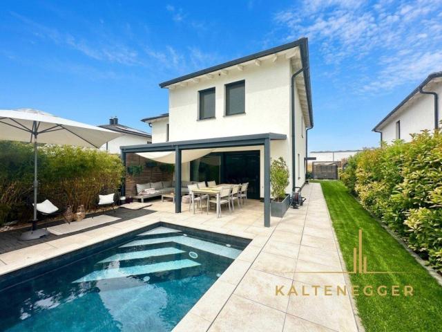 Modernes Familienidyll mit Pool und stilvollem Ambiente