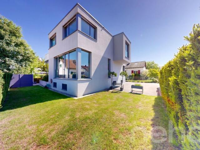 Modernes freistehendes Einfamilienhaus mit grossem Garten in Dietikon