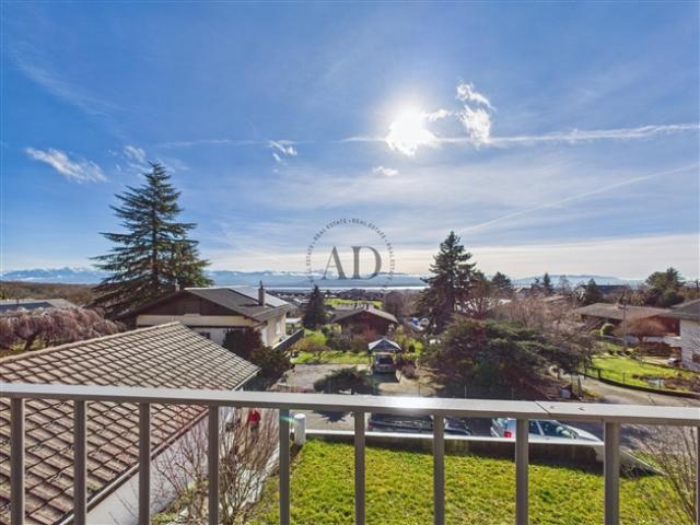 Modernes Haus mit Panoramablick auf See und Berge