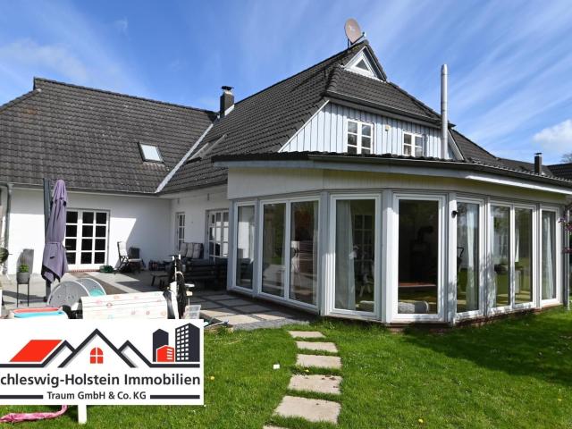 Modernes Haus in Wendtorf, Wohnfläche ca 350 m², aktuell 3 Wohnungen, aber auch zusammen nutzbar