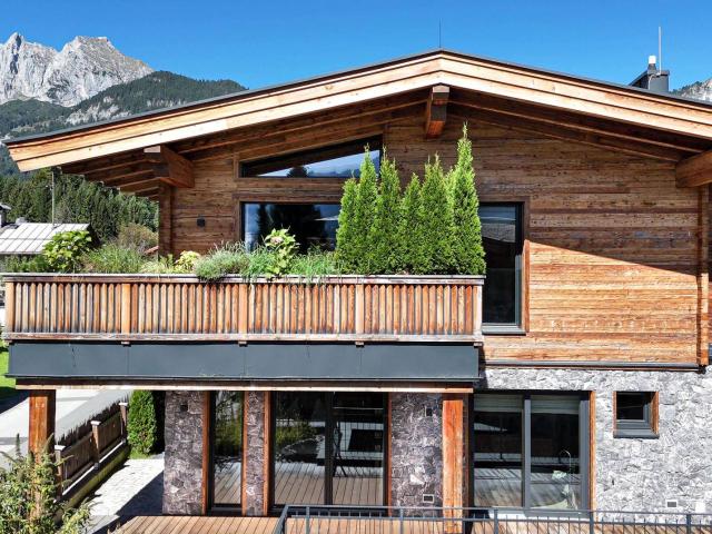 Modernes Luxus Chalet mit Bergblick & Wellness 06470