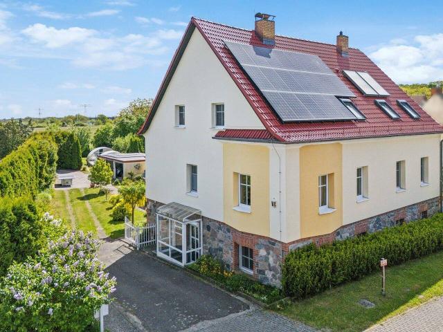 Modernes Mehrgenerationenhaus mit Pool, Garten und Komfortausstattung in Frankfurt Oder OT Rosengarten