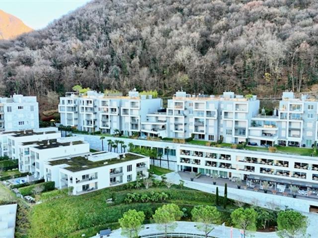 Modernes Penthouse mit Blick auf den Luganosee und die Berge