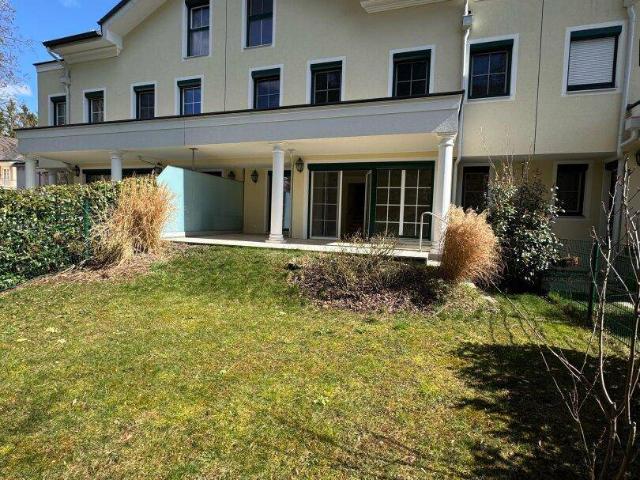 Modernes Reihenhaus mit 4 Zimmern, Atelier, Terrasse, Balkon, Dachterrasse, Garten und 2 Carport Stellplätzen