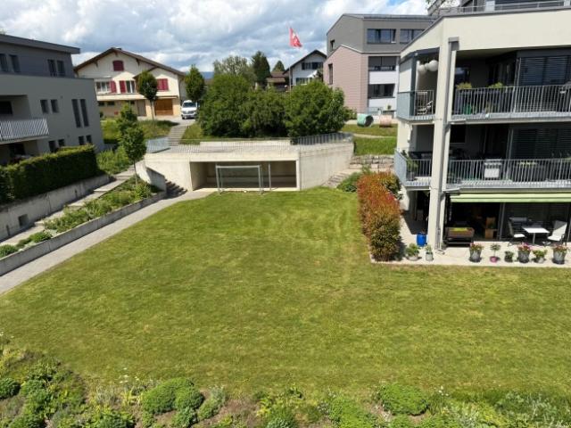 Modernes Reihenhaus mit Blick auf die Alpen