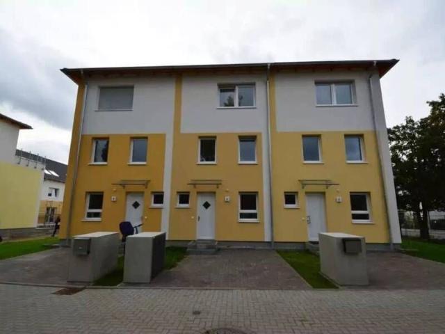 Modernes Reihenhaus Bj2017 mit Dachterrasse, Garten &Modern Einbauküche in Hohenschönhausen