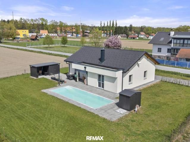 Moderner Town & Country Bungalow mit Pool, Carport und großzügigem Eigengrund in sonniger Lage