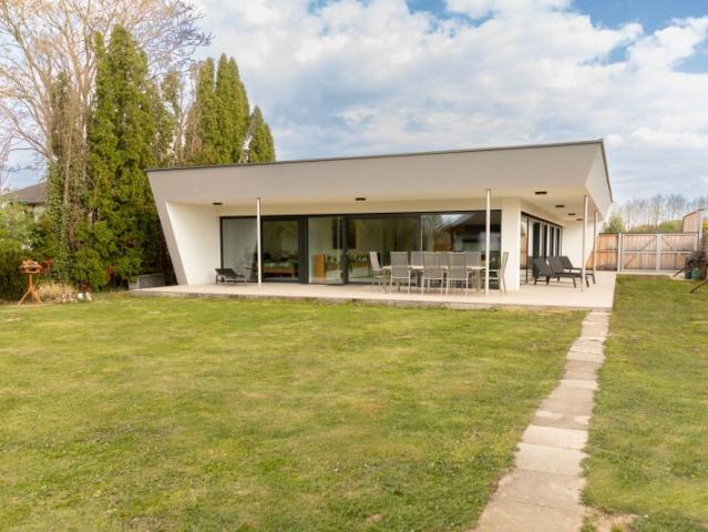 Moderner Bungalow auf großem Grundstück & Nebenhaus