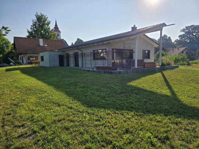 Moderner Bungalow mit überdachter Terrasse Garten & Garage