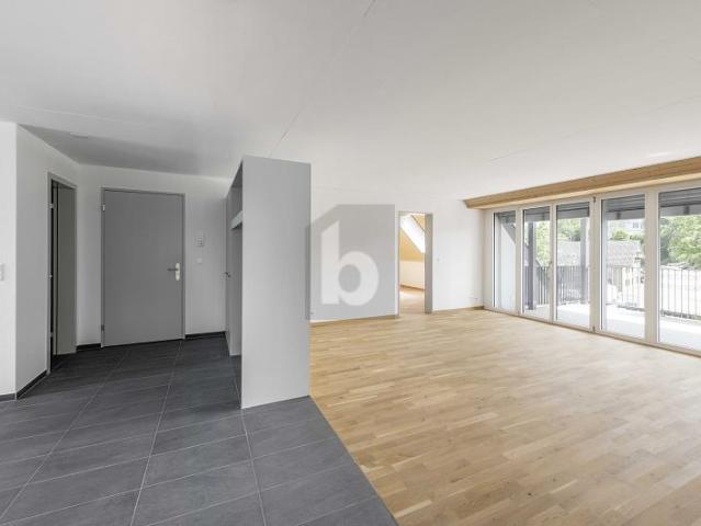 MODERNER, NACHHALTIGER NEUBAU IM GRÜNEN