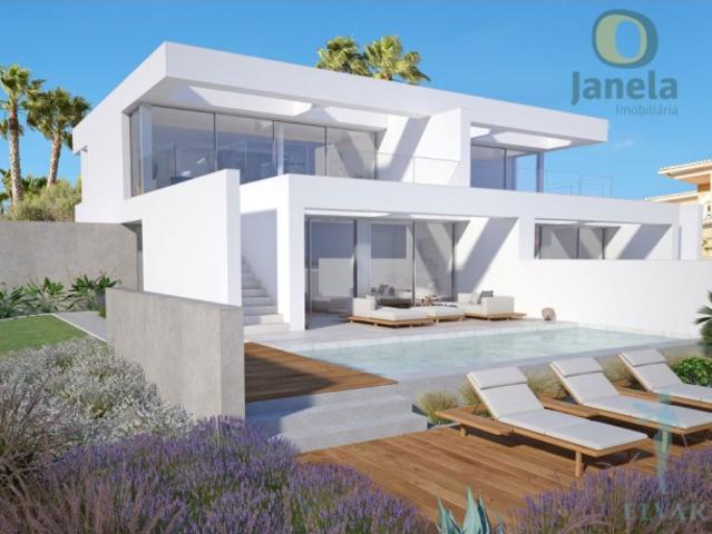 Modernidade e Sofisticação junto à Praia da Luz, com piscina privada, jardim e garagem