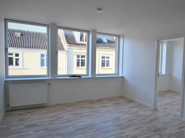 Moderniseret 2 værelses lejlighed centralt i Vejle