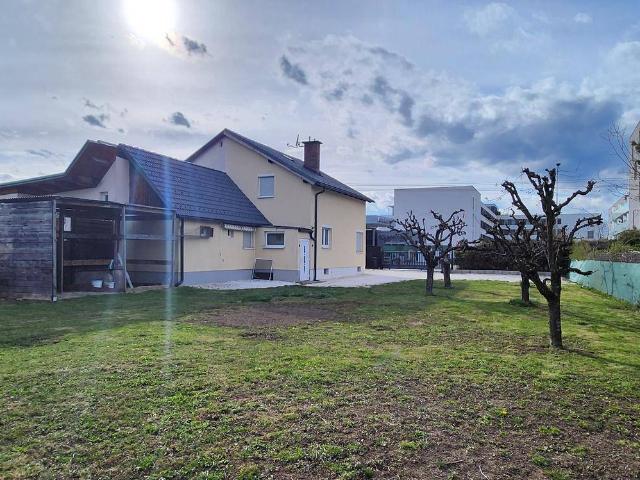 Modernisierte Doppelhaushälfte mit Garten und Parkplätzen