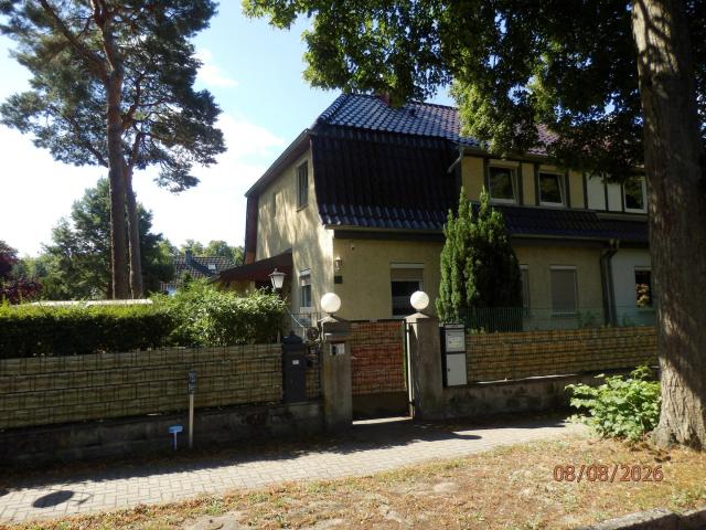 modernisierte Doppelhaushelfte mit zwei Wohnungen auf 403,50 qm Grundstück mit Garage