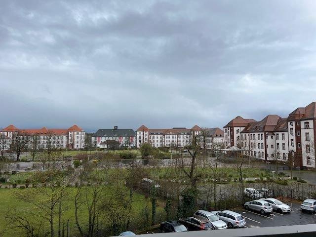 Modernisierte, gepflegte Dreizimmerwohnung mit Balkon und Blick zu den Lamboy Gärten