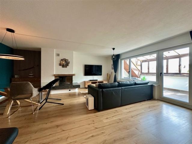 Modernisierte 3.5 Zimmerdachwohnung mit verglaster Terrasse und Garage