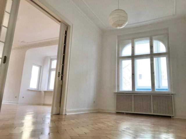 Modernisierte 4 Zimmer Jugendstil Altbauwohnung mit Balkon und Aufzug