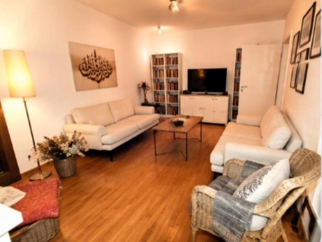 Modernisierte 4 Zimmer Wohnung mit Balkon in Frankfurt