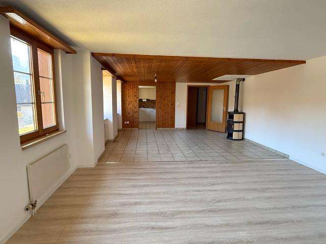 Modernisierte 4 Zimmer Wohnung mit praktischem Parkplatz, Beggingen