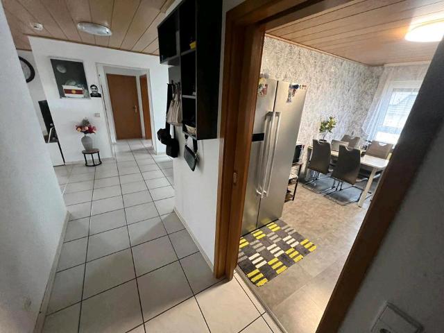 Modernisierte 4 Zimmerwohnung mit Garage und großer Gartenfläche