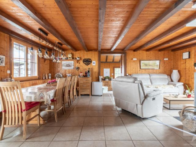 Modernisiertes und perfekt gepflegtes Familienchalet mit 8,5 Zimmern