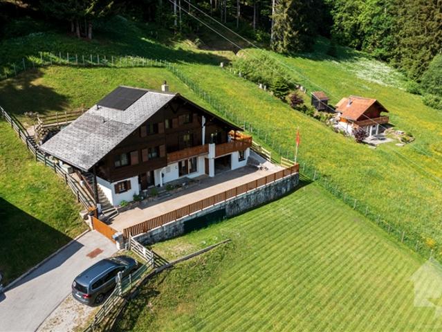 Modernisiertes und perfekt gepflegtes Familienchalet mit 8,5 Zimmern