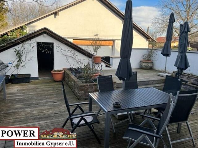 Modernisiertes Zweifamilienhaus mit Garage und Großzügiger Halle!