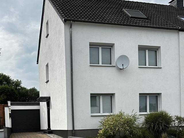 Modernisiertes Zweifamilienhaus mit großem Garten und Pool