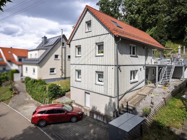 Modernisiertes Zweifamilienhaus in ruhiger Lage von Oberkirchberg