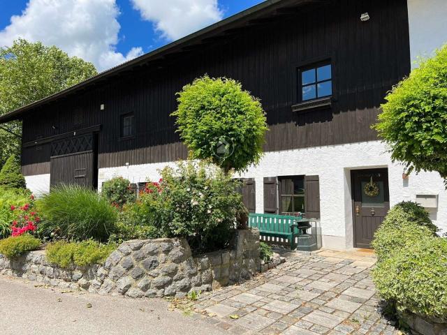 Modernisiertes Bauernhaus mit Charme. Vielseitige Fläche in idyllischer Umgebung