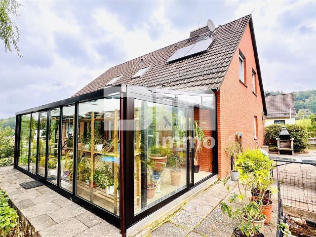 Modernisiertes Einfamilienhaus mit Einliegerwohnung, Wintergarten, Sauna und 2 Garagen