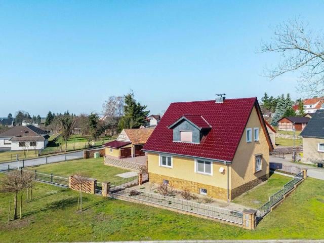 modernisiertes Einfamilienhaus mit Garage und Nebengebäude