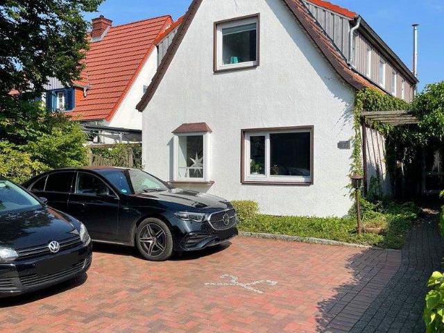 Modernisiertes Einfamilienhaus mit großem Grundstück in Oberneuland