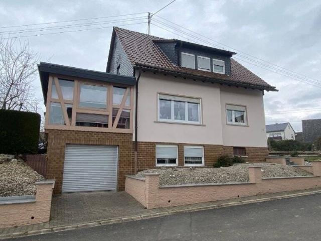 Modernisiertes Einfamilienhaus mit Wintergarten