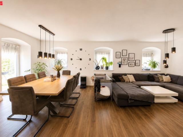 Modernisiertes Familienhaus mit Nebengebäude und vielseitigem Potenzial